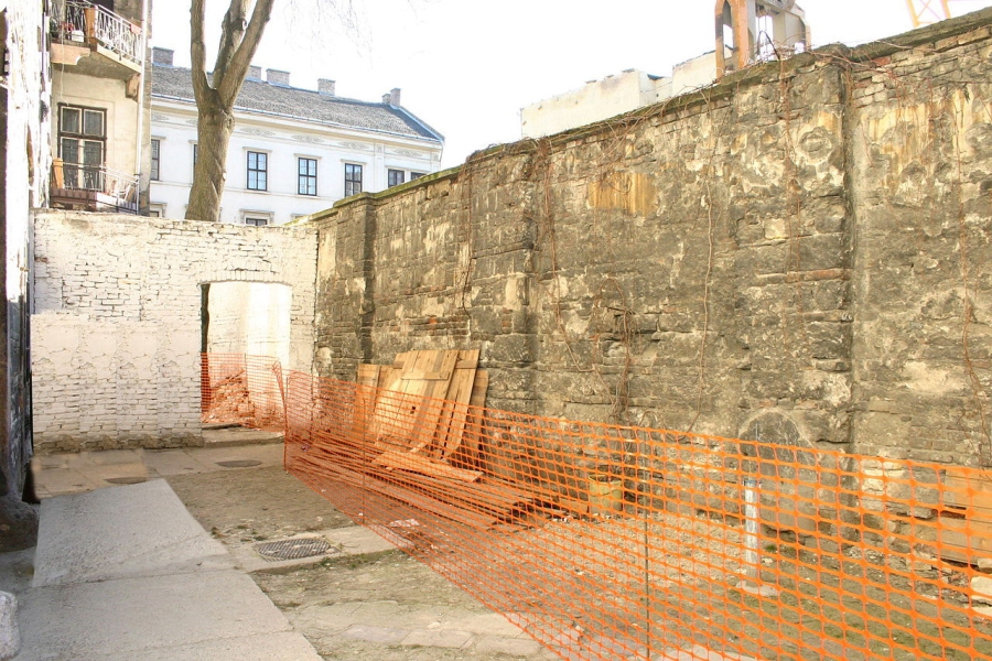 Wikimedia - Budapest 1944 ghetto memorial wall Demolished 2006